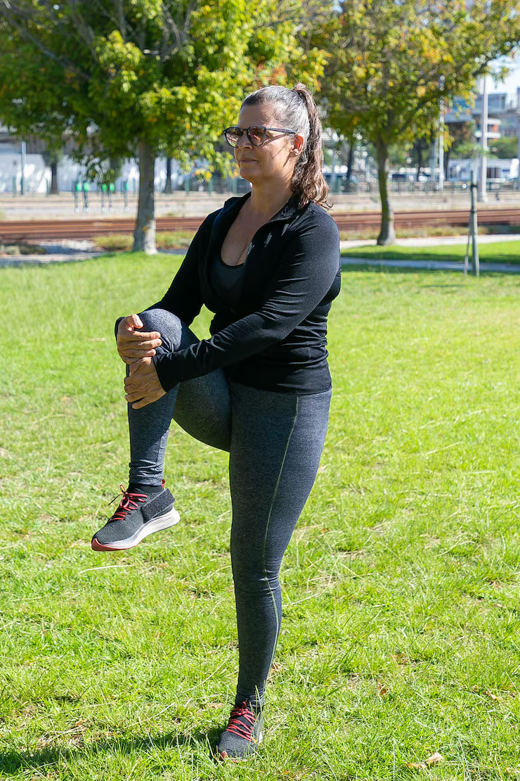 files/femme-mature-focalisee-dans-vetements-fitness-faire-exercices-du-matin-herbe-du-parc-debout-etirement-jambes-concept-bien-etre-mode-vie-actif_74855-12794.avif
